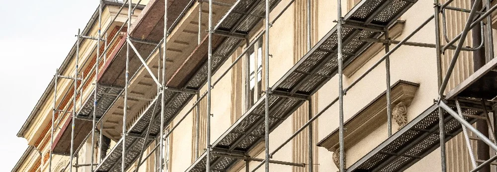 Gerüst an Hauswand